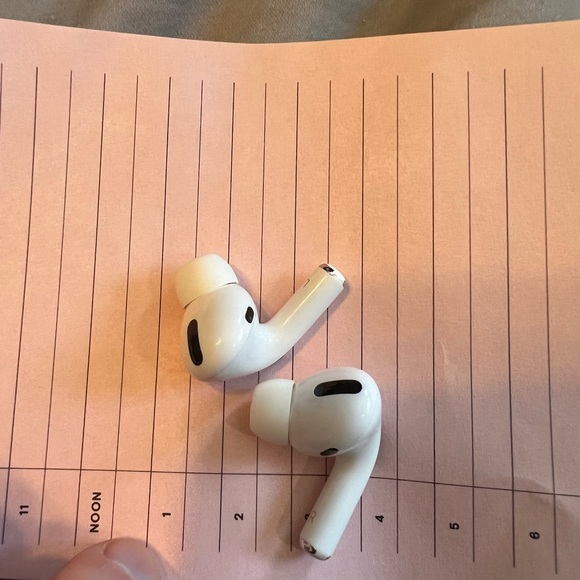 apple airpods pro 1st gen with magsafe charging case - Picture 6 of 6